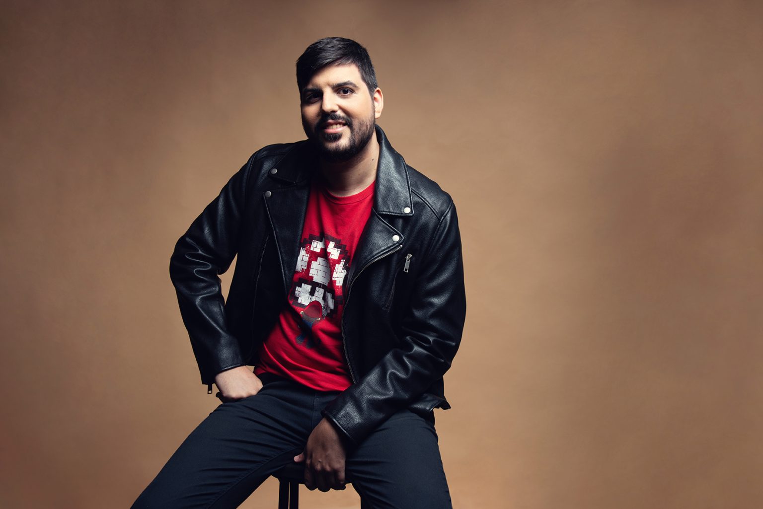 Psicólogo de Las Palmas Adrián Lorenzo Rodríguez, posando de frente y anunciando sus servicios